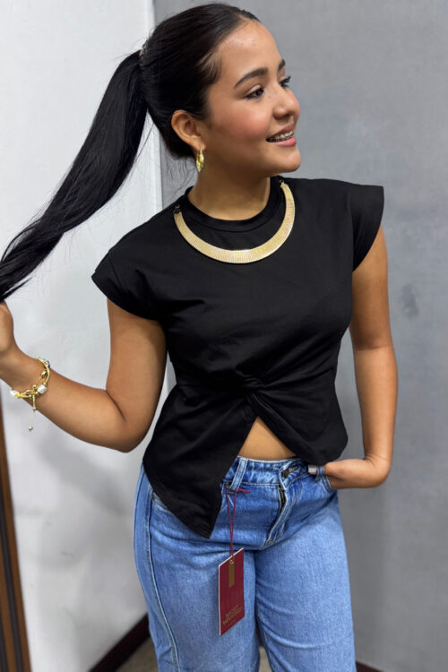 Blusa elegante con detalle dorado