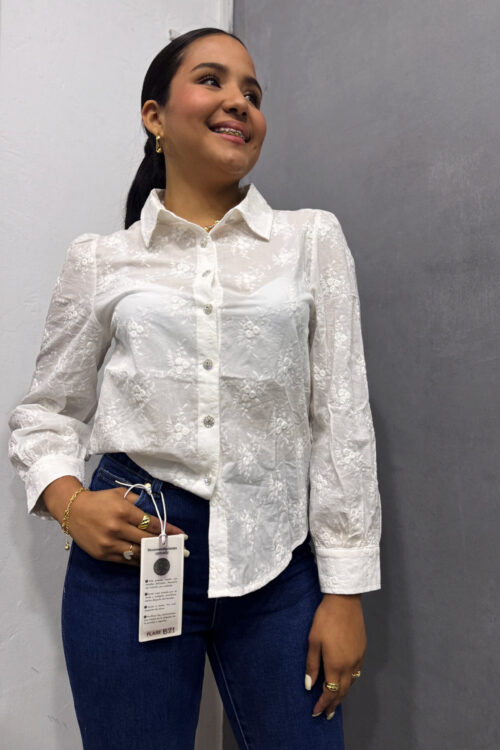 Camisa blanca con detalles en relieve