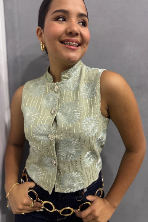 Chaleco con detalles bordados y brillos