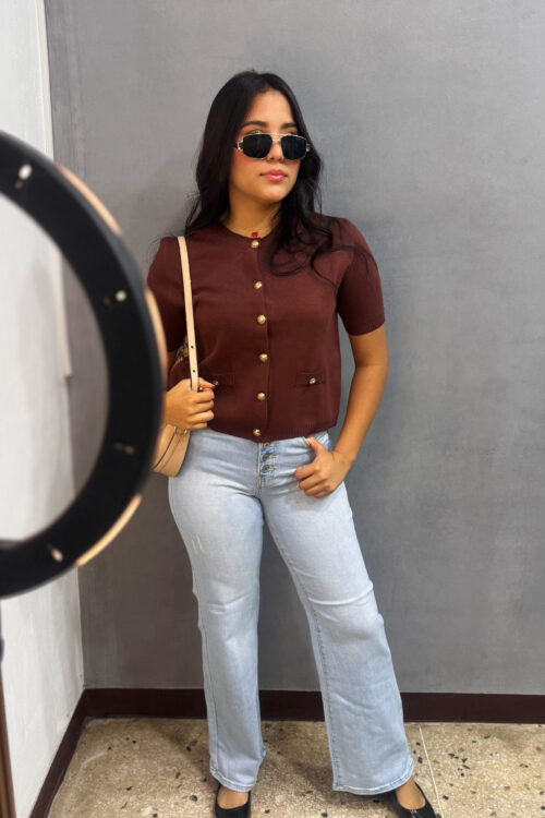 Blusa tejida con botones dorados