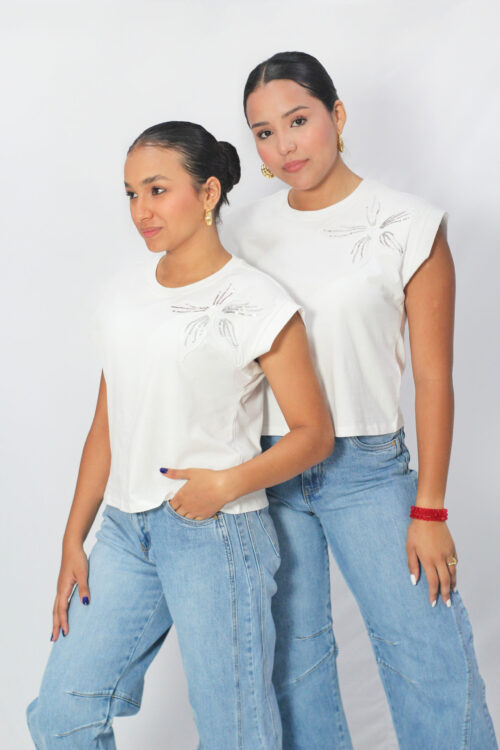 Blusa con detalle en el hombro (flor)