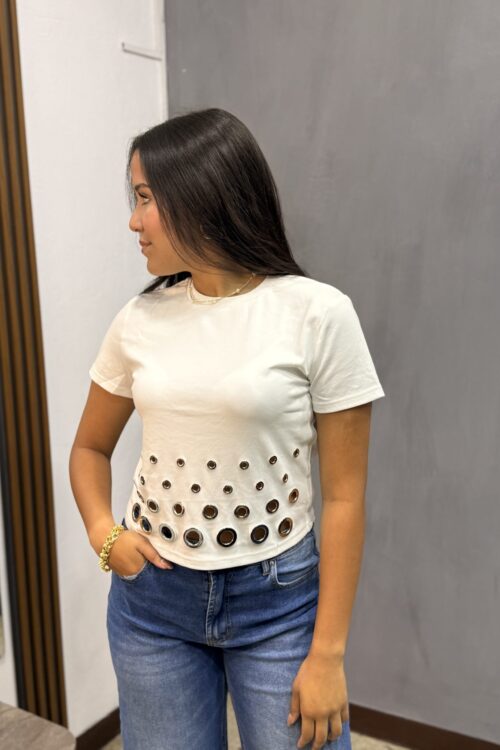 Blusa full ojaletes metálicos